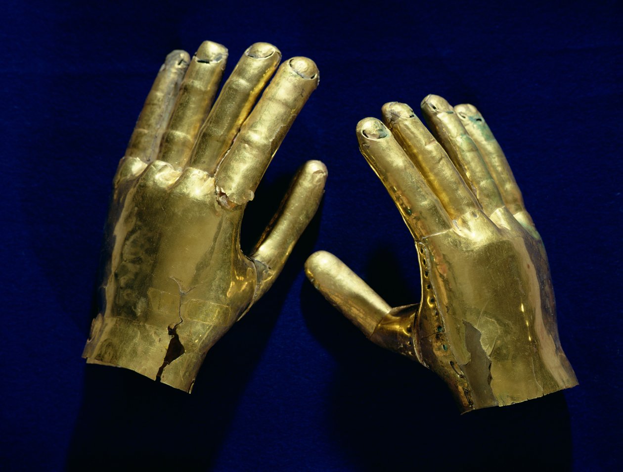 Pár pohřebních rukou, z Peru, cca 200–800 (zlato) od Moche
