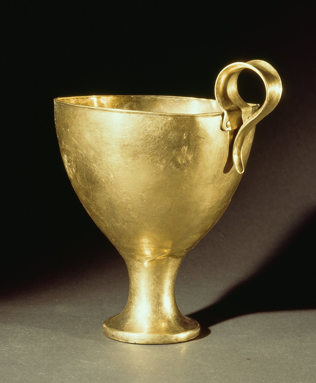 Pohár z šachtového hrobu IV, Mykény, cca 16. století před naším letopočtem (zlato) od Mycenaean