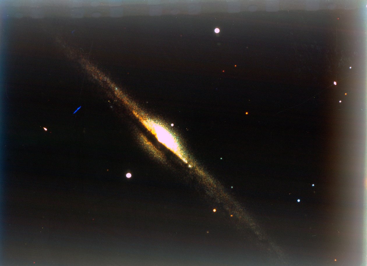 Galaxie Needle v Coma Berenices. od NASA Images
