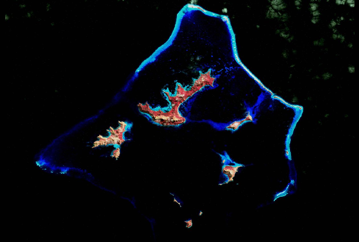 Korálový útes vyfotografovaný satelitem NASA Landsat 7. Poděkujte NASA. Věda geologie oceánografie od National Aeronautics and Space Administration National Aeronautics and Space Administration