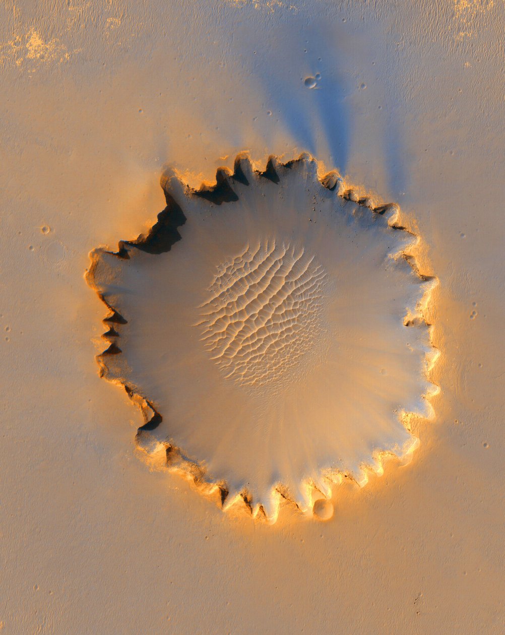 Victoria Crater, impaktní kráter v Meridiani Planum, poblíž rovníku Marsu, přibližně 800 metrů v průměru. Vroubkovaný ráfek je způsoben erozí. Poděkujte NASA. Věda Astronomie Planeta od National Aeronautics and Space Administration National Aeronautics and Space Administration