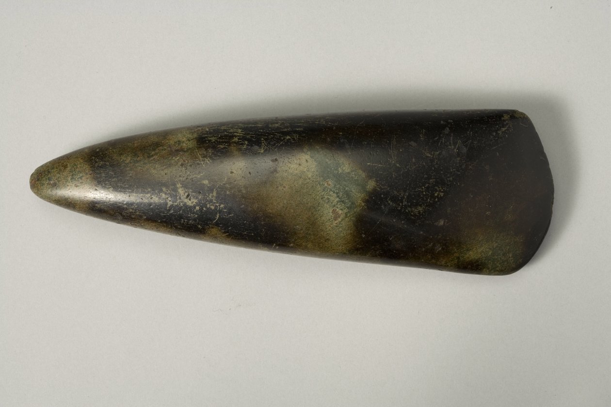 Hlava sekery, 3. tisíciletí před naším letopočtem (leštěný tmavě zelený kámen) od Neolithic