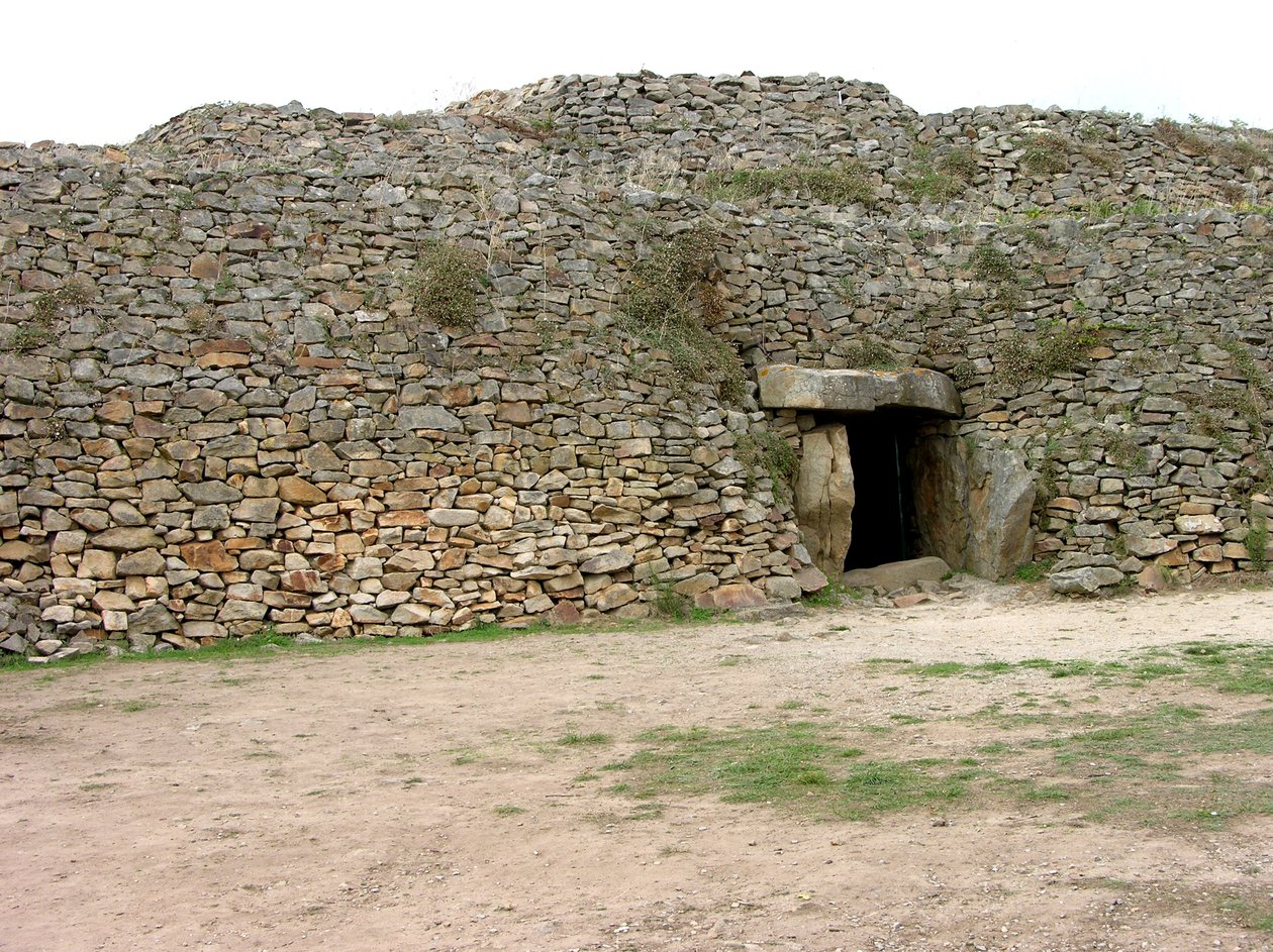 Vchod do průchozího hrobu, objeven 1825 od Neolithic