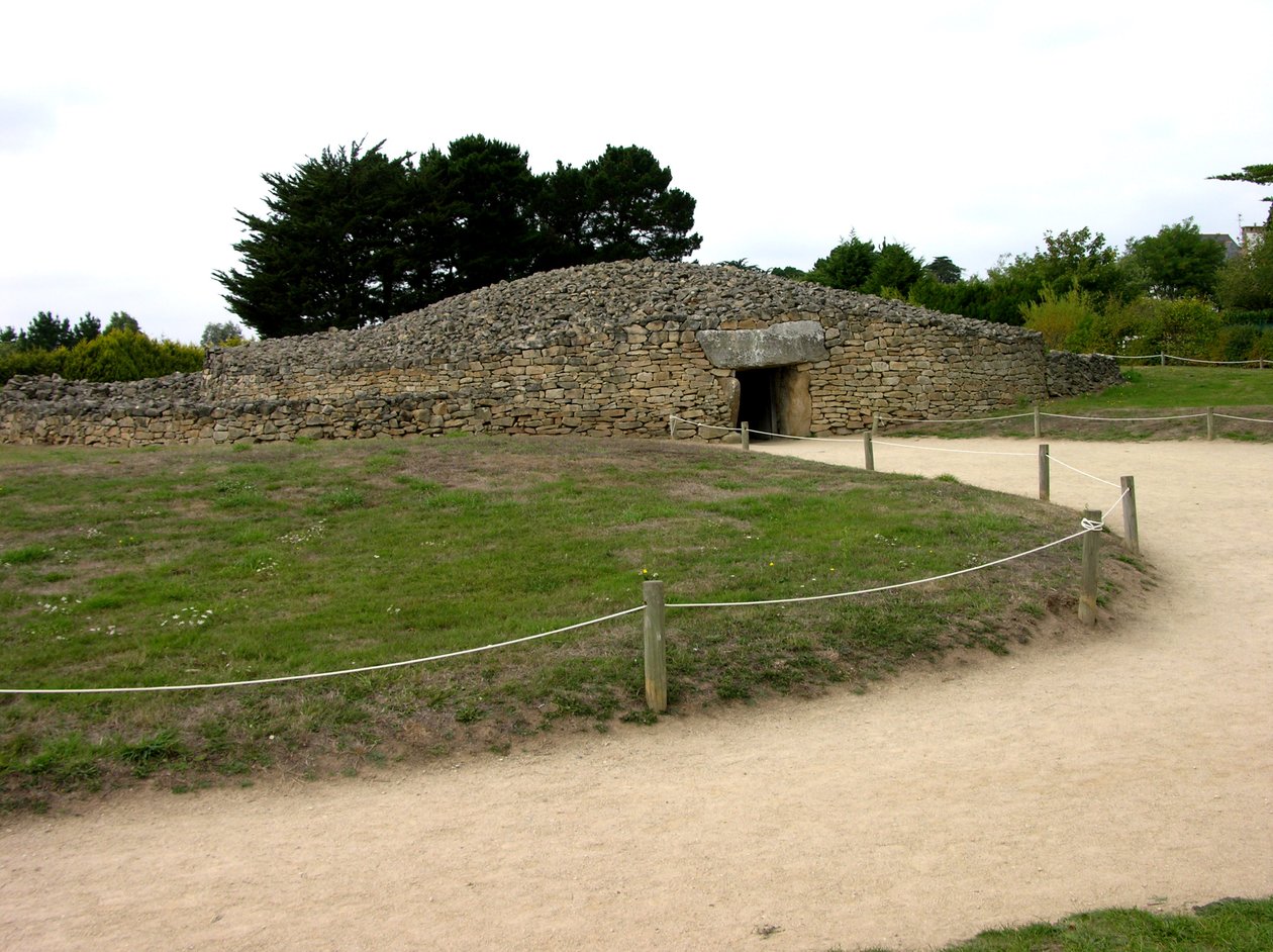 Vchod do průchozího hrobu, objeven 1825 od Neolithic