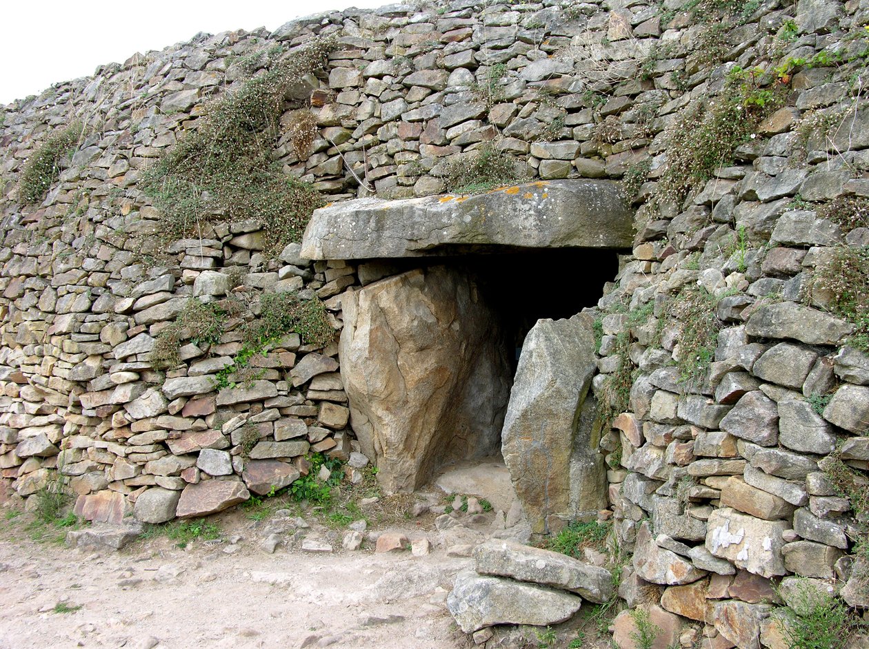 Vchod do průchozího hrobu, objeven 1825 od Neolithic