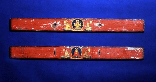 Obálky sútry zobrazující sedícího bódhisattvu (Prajnaparamita) (nahoře) a Buddhu obklopeného mandorlou (dole), c.1100 (polychromované dřevo a inkoust na palmových listech) (podrobnosti viz 114239) od Nepalese School