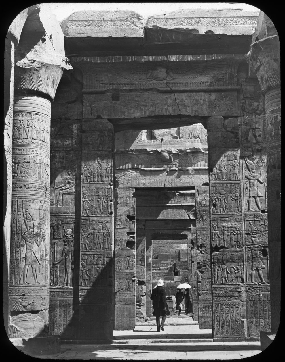 Vstup do chrámu, Kom Ombo, Egypt, c1890 od Newton and Co