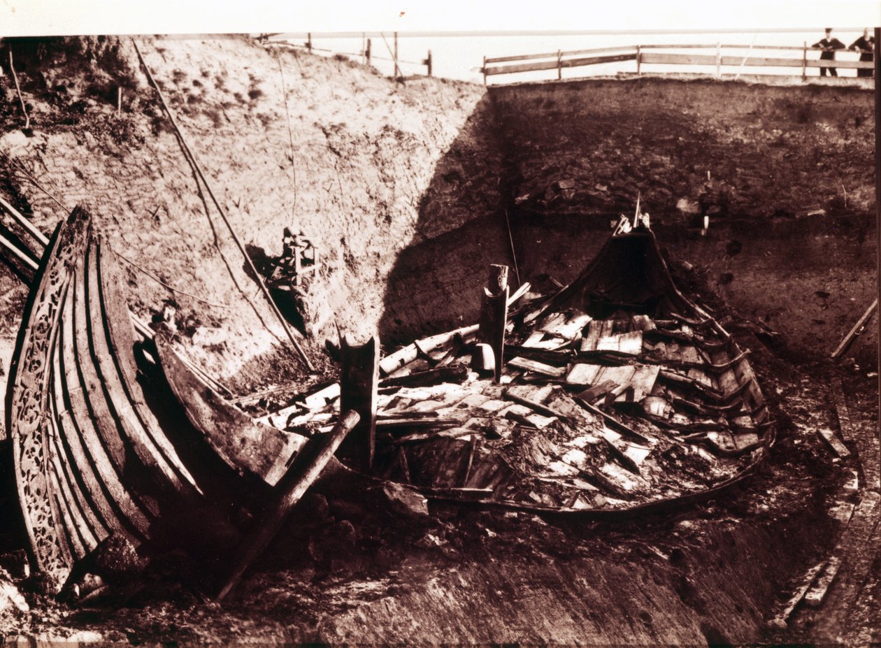 Vykopávka lodi Oseberg Viking z 9. století objevená v Norsku, 1904 od Norwegian Photographer