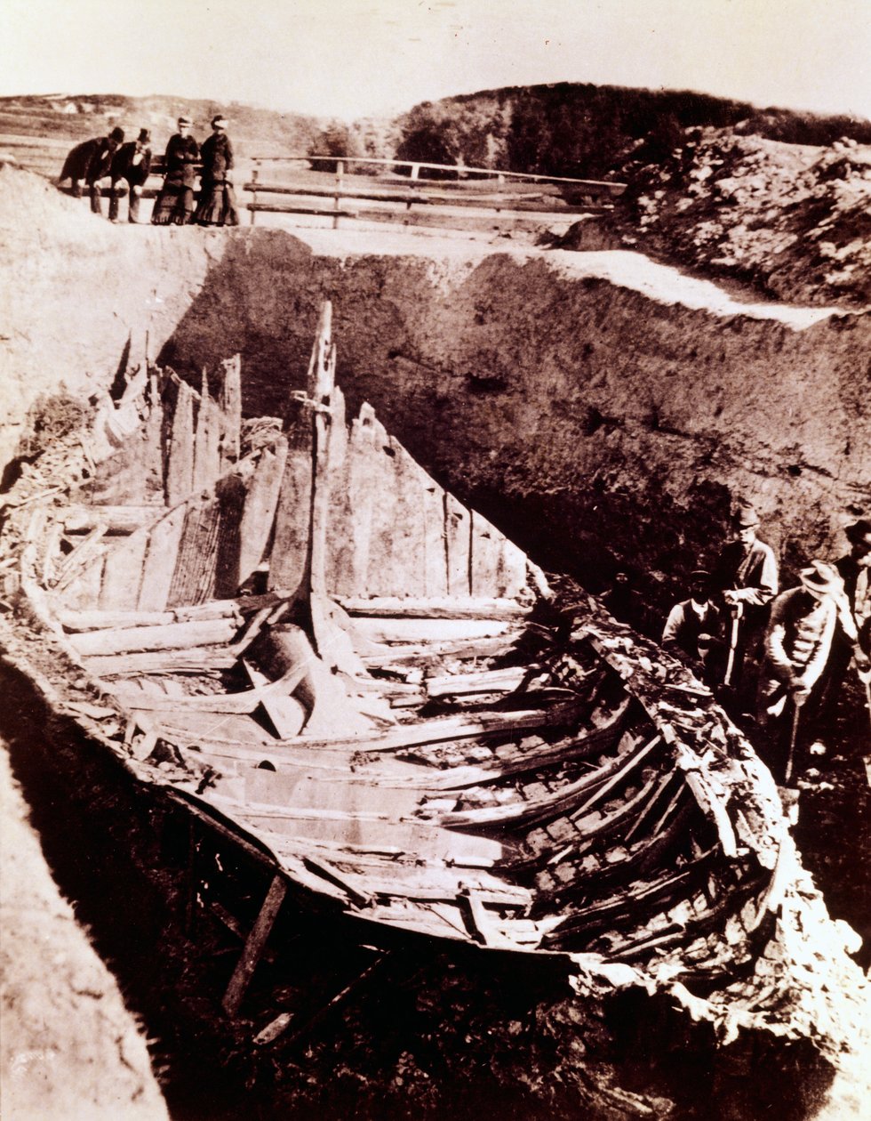 Vykopávky vikingské dlouhé lodi „Gokstad“ objevené v Norsku v 9. století, 1880 od Norwegian Photographer