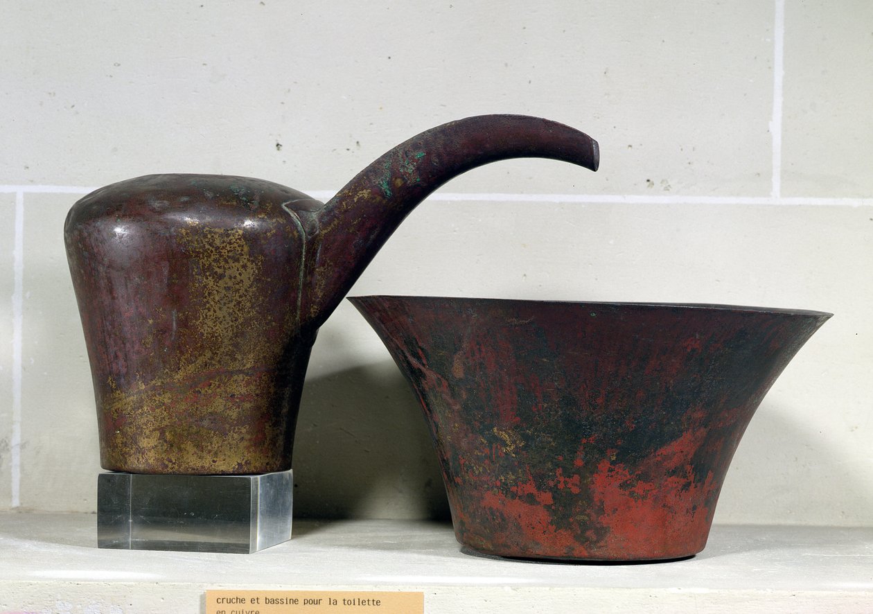 Nálevka a umyvadlo (měď) od Old Kingdom Egyptian