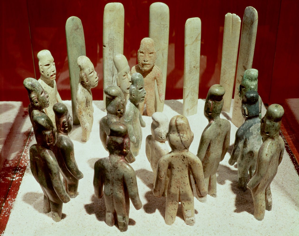 Nabídka šestnácti mužských postav, od La Venta, Tabasco, předklasické období, 9. století př. nl do 1. století našeho letopočtu (nefrit) od Olmec