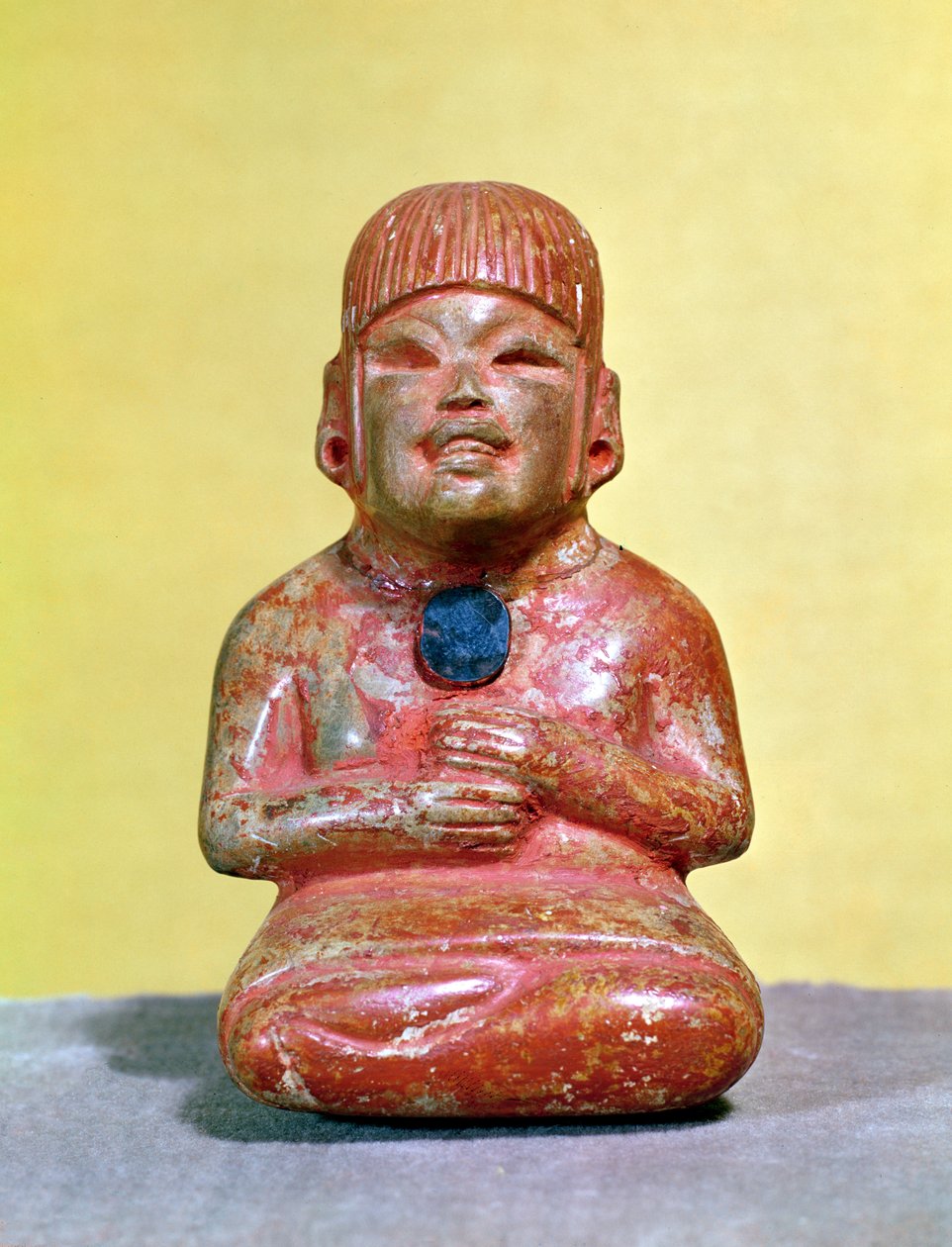 Sedící postava, možná jedna z prvních reprezentací boha kukuřice a radosti, z La Venta, Tabasco, předklasické období (polychromovaný nefrit) od Olmec