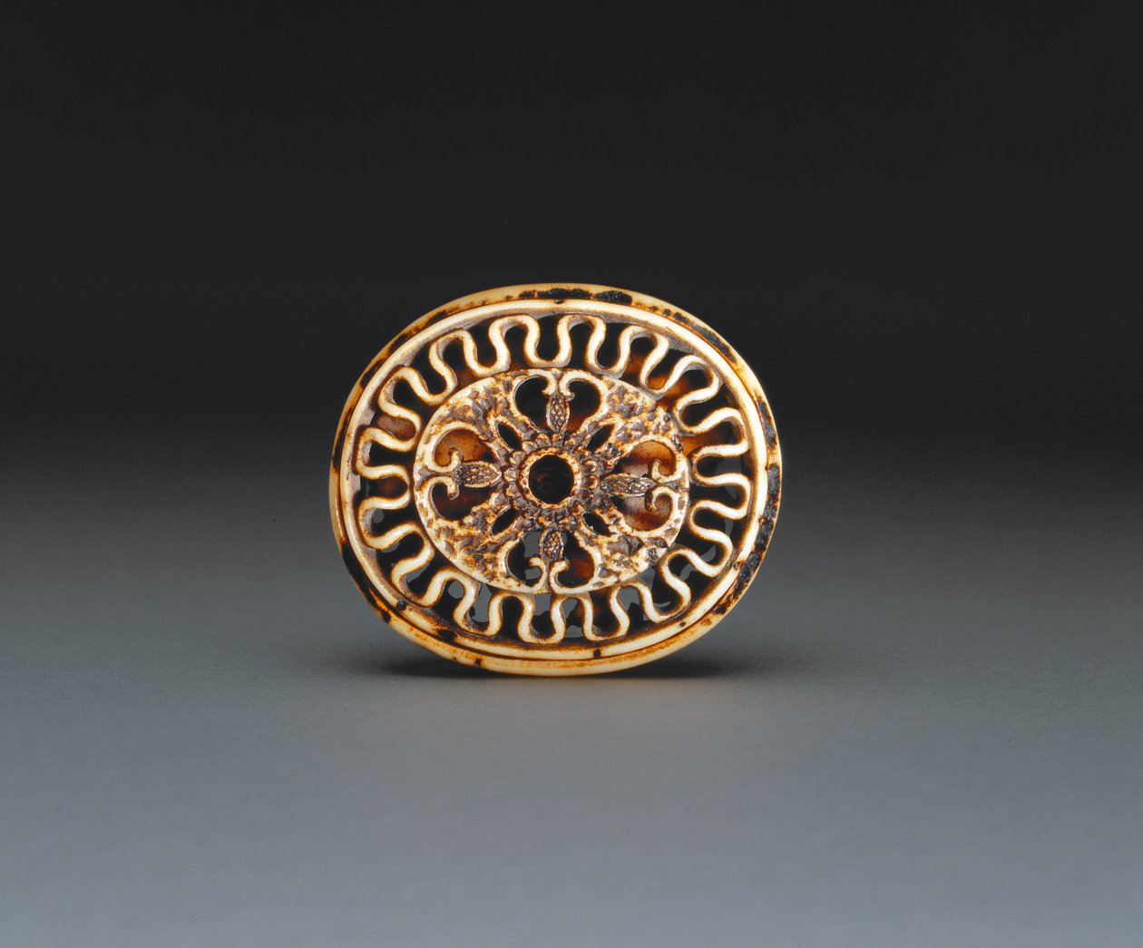 Základna netsuke, cca 1860-70 (jelení paroh) (viz 205916) od Ozaki Kokusai