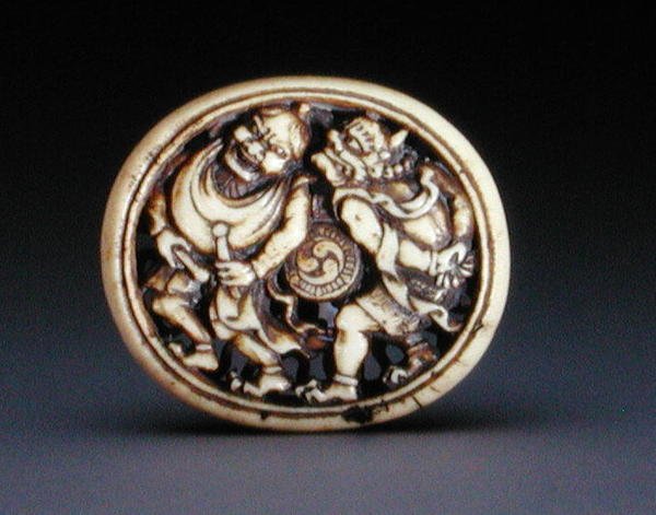 Netsuke zobrazující Raidena s bohem větru Futenem, 1860-70 (jelen-antler) (viz 205917) od Ozaki Kokusai