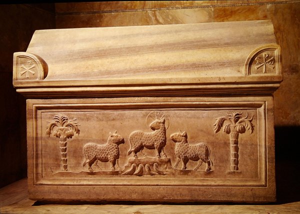 Sarkofág na levé straně oratoře od Paleo Christian