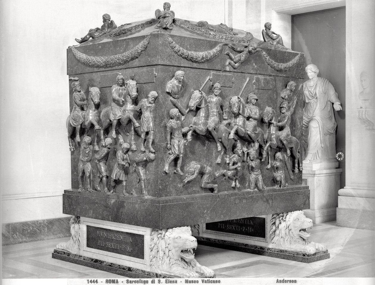 Sarkofág svaté Heleny zobrazující římské kavalíry a barbarské vězně (porfyr) od Paleo Christian