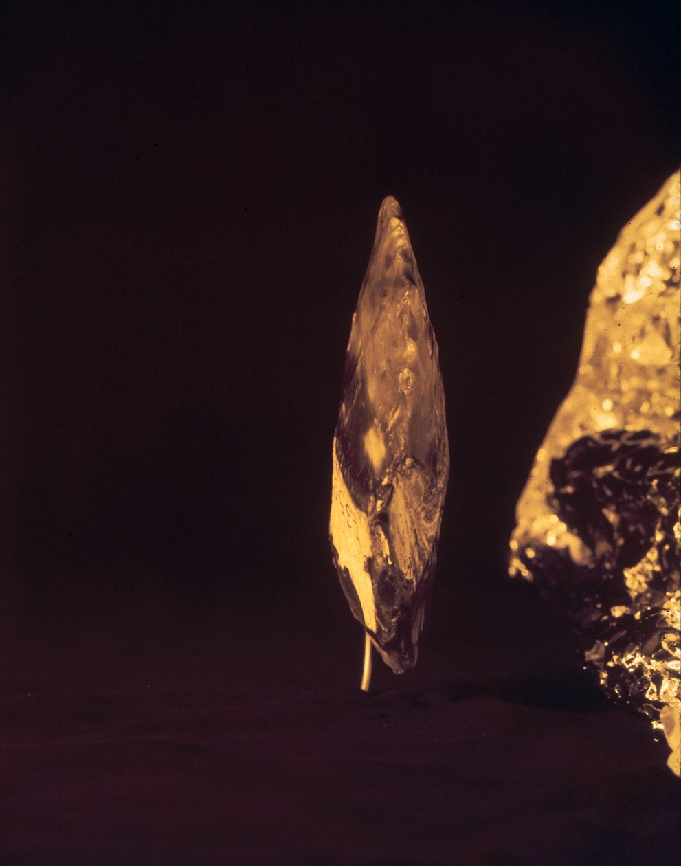 Zalomená sekera nebo hlava kopí (pazourek) od Paleolithic