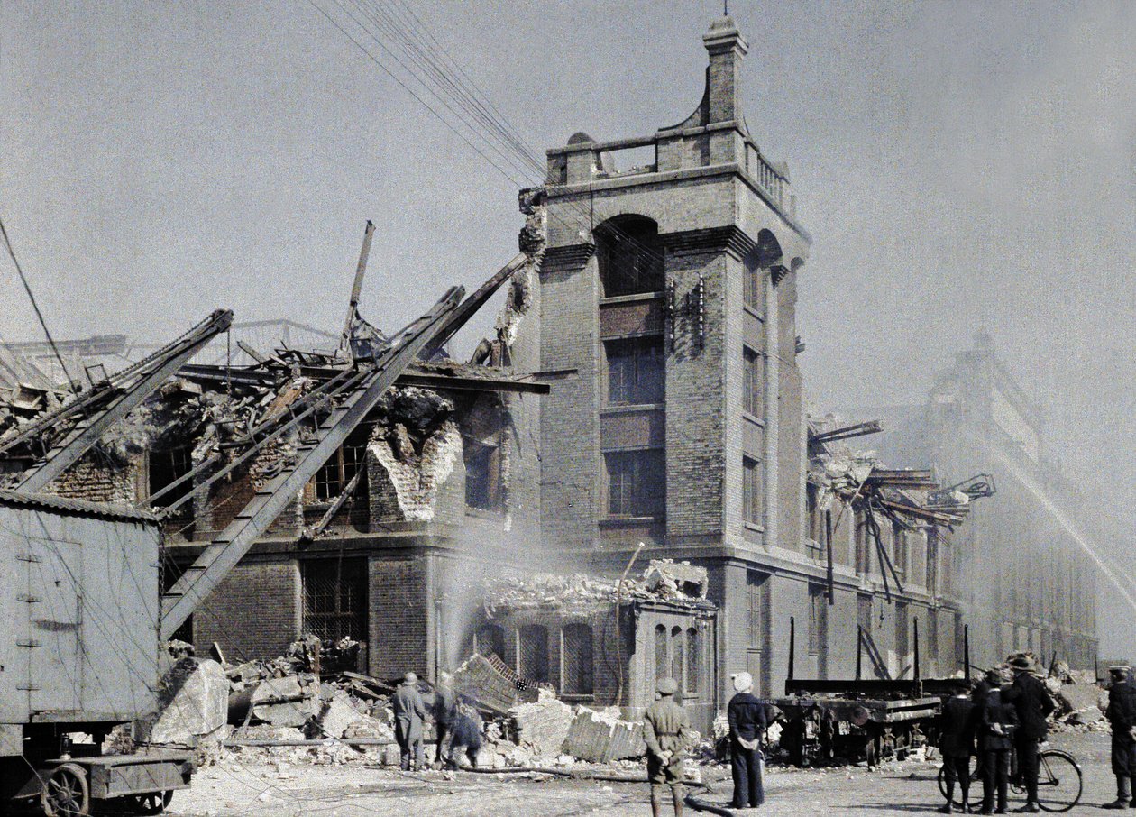 Francouzští hasiči, vojáci a civilisté se snaží zabránit šíření požárů po bombových útocích z 2. a 3. září, které zasáhly několik budov v Dunkerque, včetně skladiště Ba od Paul Castelnau
