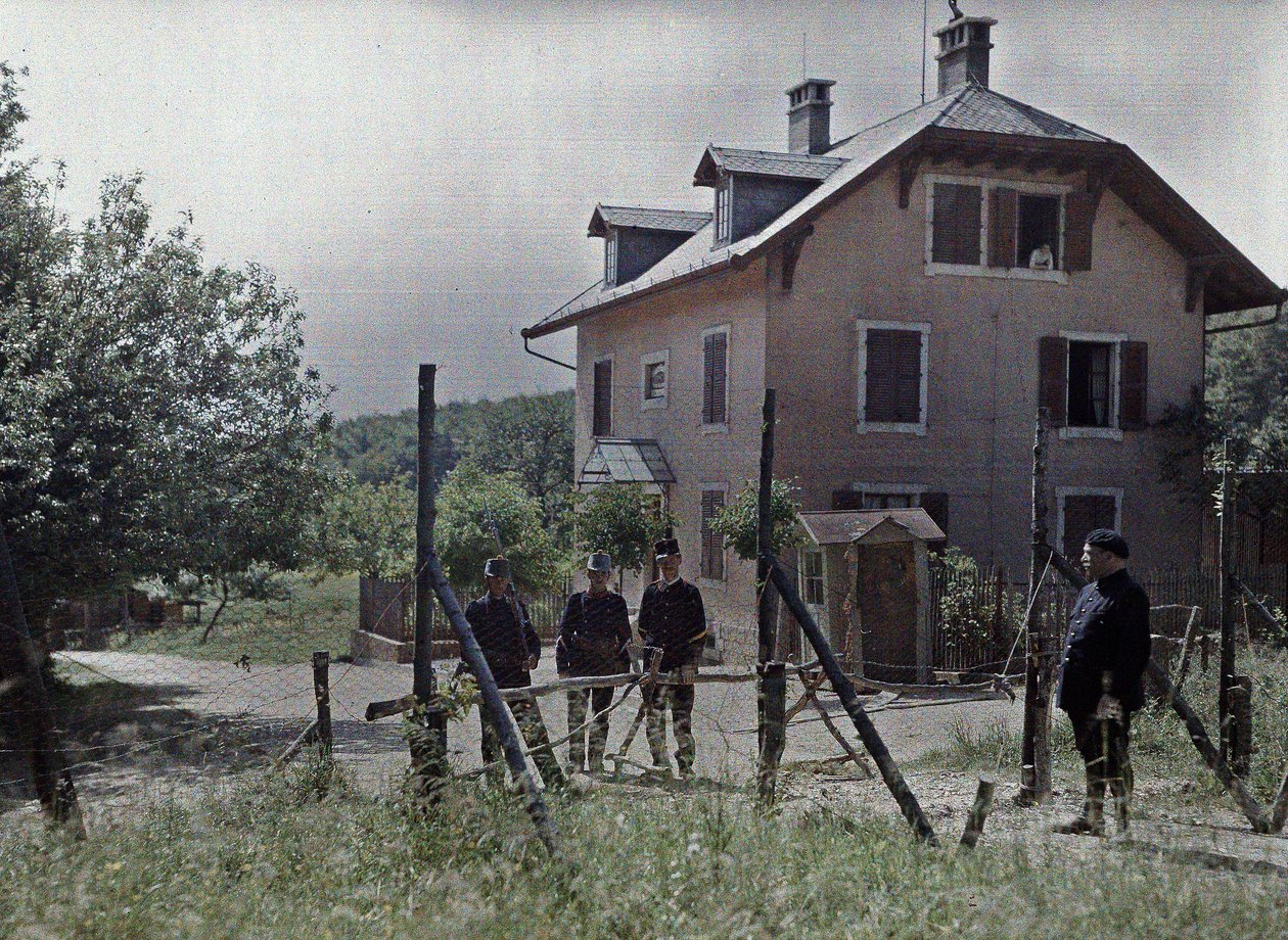 Hranice mezi Švýcarskem a Francií v obci Beurnevésin v kantonu Jura, Francie, 19. června 1917 (autocrhome) od Paul Castelnau