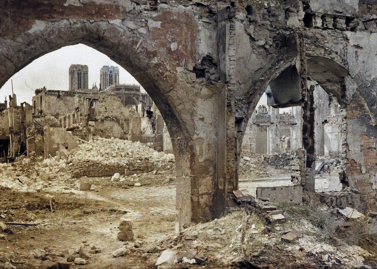 Věže katedrály Notre-Dame de Reims lze vidět přes poškozená okna budovy v centru města, Francie, 3. dubna 1917 (autochrom) od Paul Castelnau
