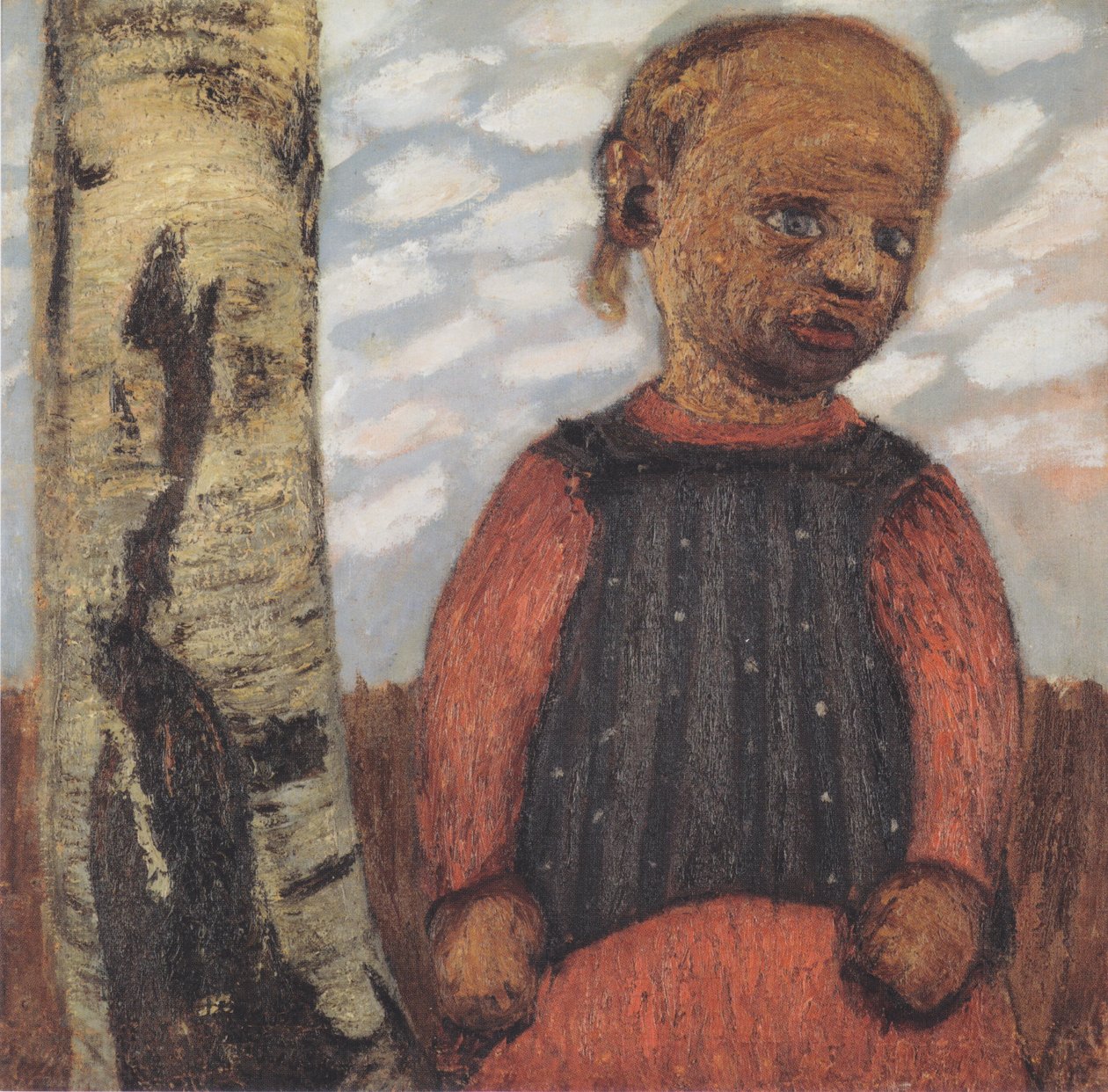 Dívka v červených šatech na kmeni stromu před zataženou oblohou od Paula Modersohn Becker
