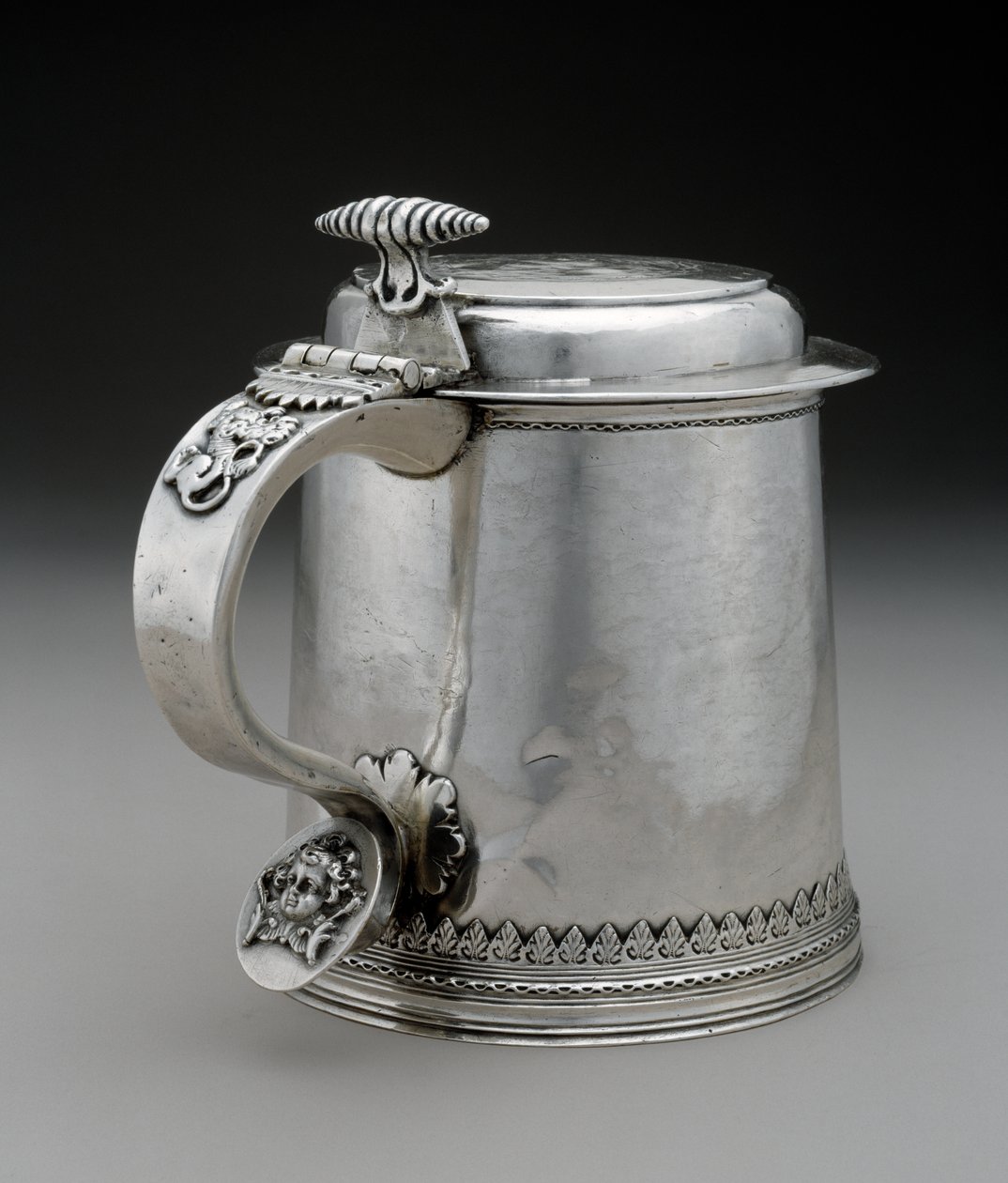 Tankard, cca 1710 (stříbrná) od Peter Van Dyck