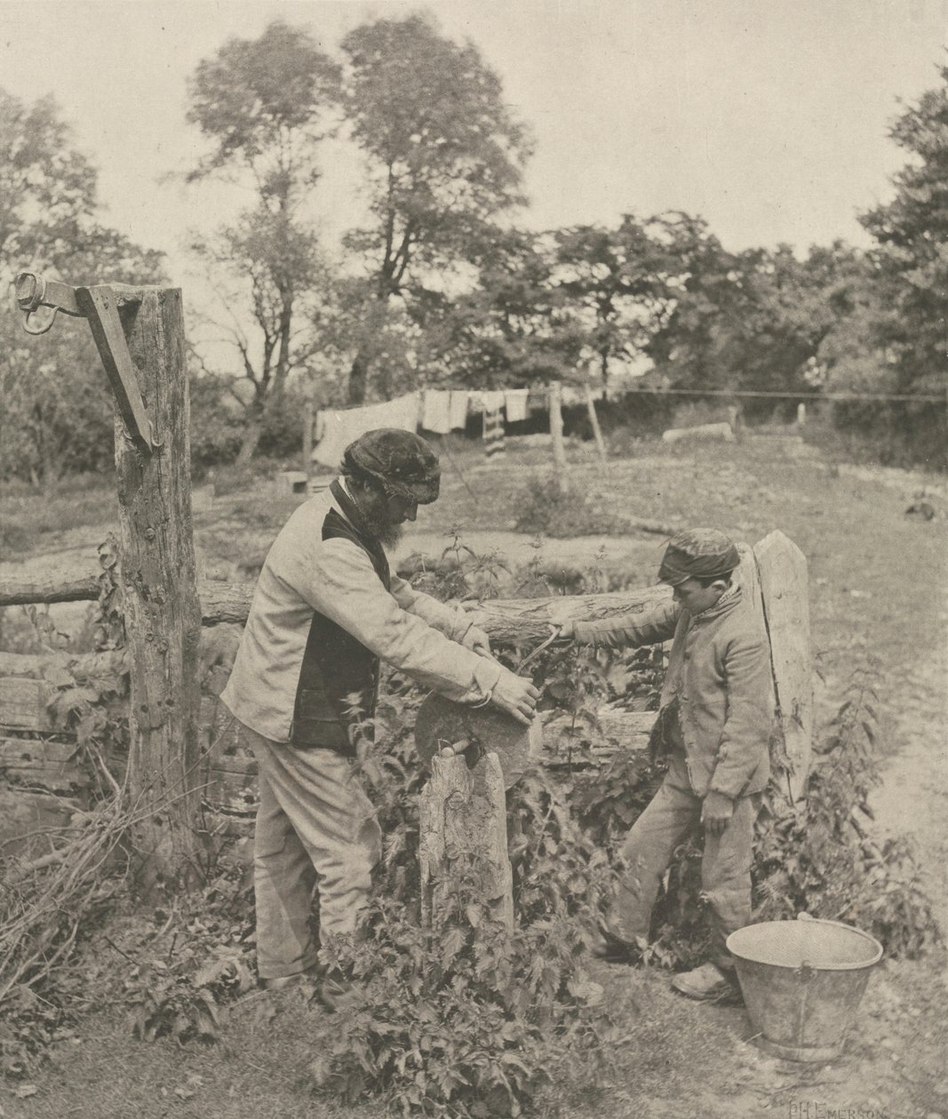 V Grindstone--Suffolk Farmyard od Peter Henry Emerson