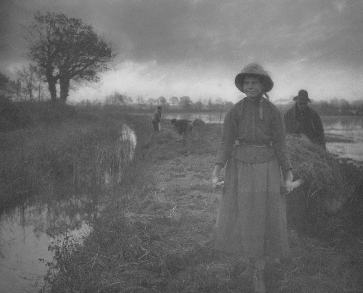 Poling the Marsh Hay, 1886. od Peter Henry Emerson