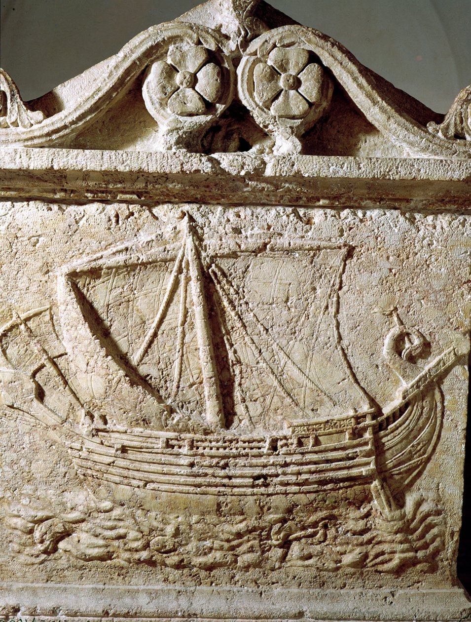 Detail lodního sarkofágu z kamene Sidon od Phoenician