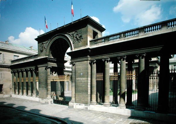 Pohled na vchod do Hotel de Salm, Palais de la Legion dHonneur, postavený 1782-87 od Pierre II Rousseau