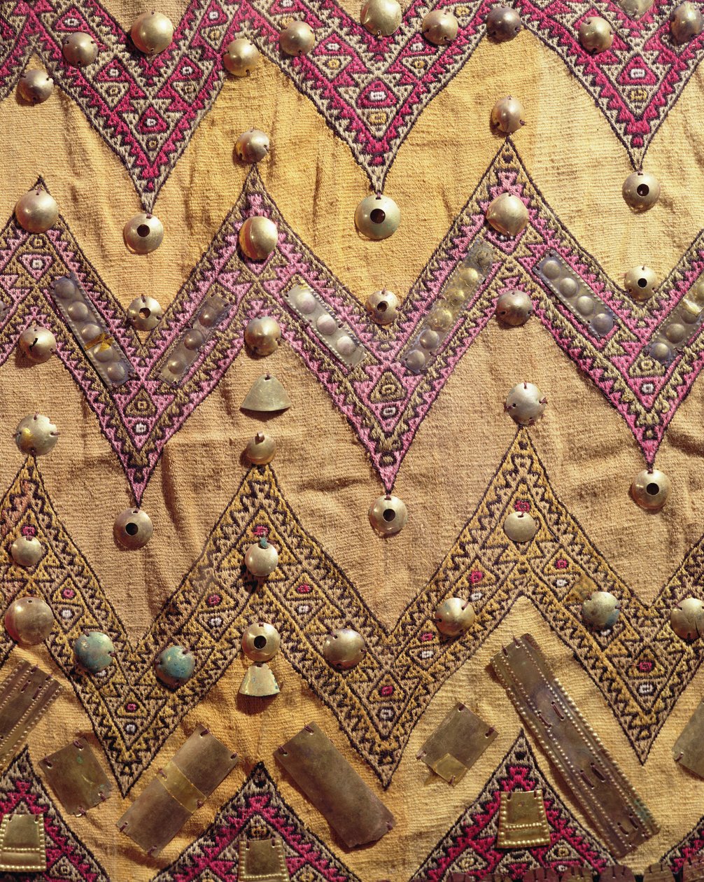 Část vyšívané látky se zlatými plaketami, z Chancay, Peru, 12.-13. století (textil) od Pre Columbian
