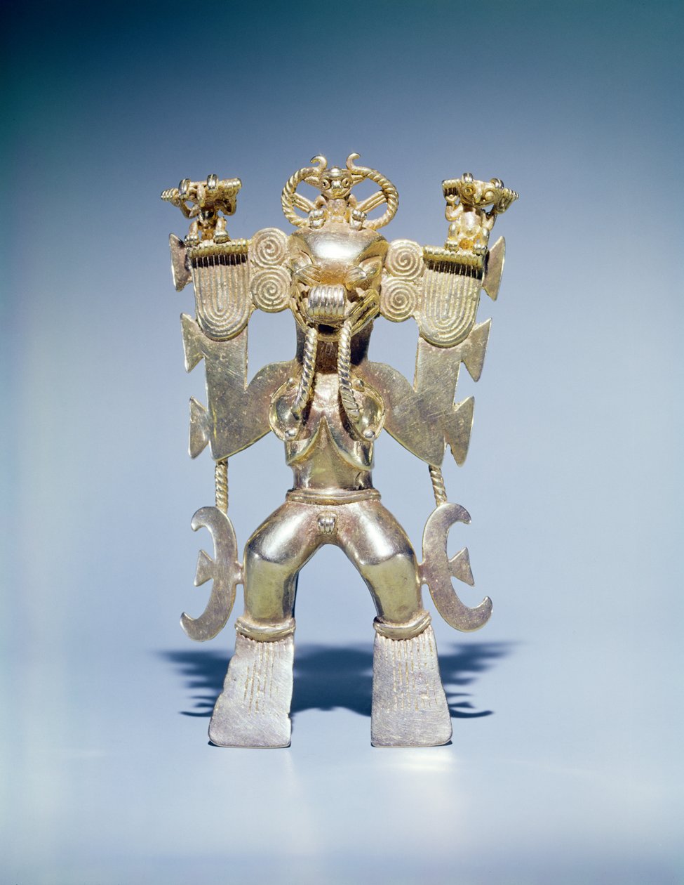 Přívěsek představující krokodýlího boha, La Vaca, Punta Burica, Kostarika (zlato) od Pre Columbian