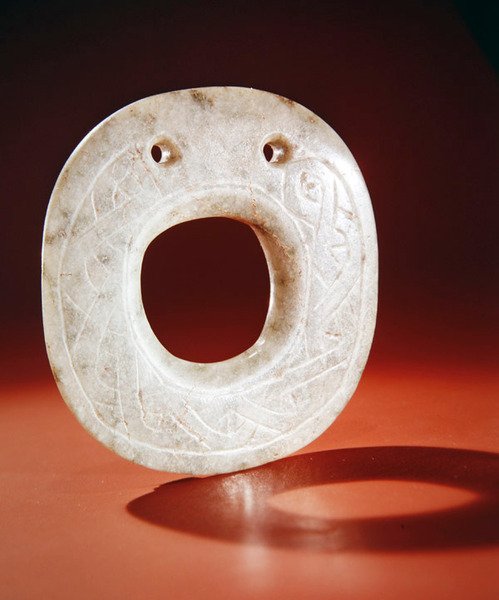 Ornament ve tvaru kotouče, z Guacimo, oblast Linea Vieja (průsvitný světlý a tmavší zelený nefrit) od Pre Columbian Pre Columbian