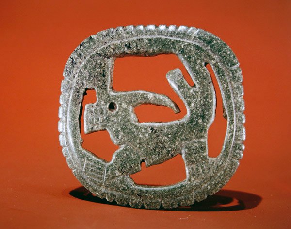 Prolamovaná zvířecí plaketa, z Guacimo, oblast Linea Vieja (pestrý středně zelený nefrit) od Pre Columbian Pre Columbian