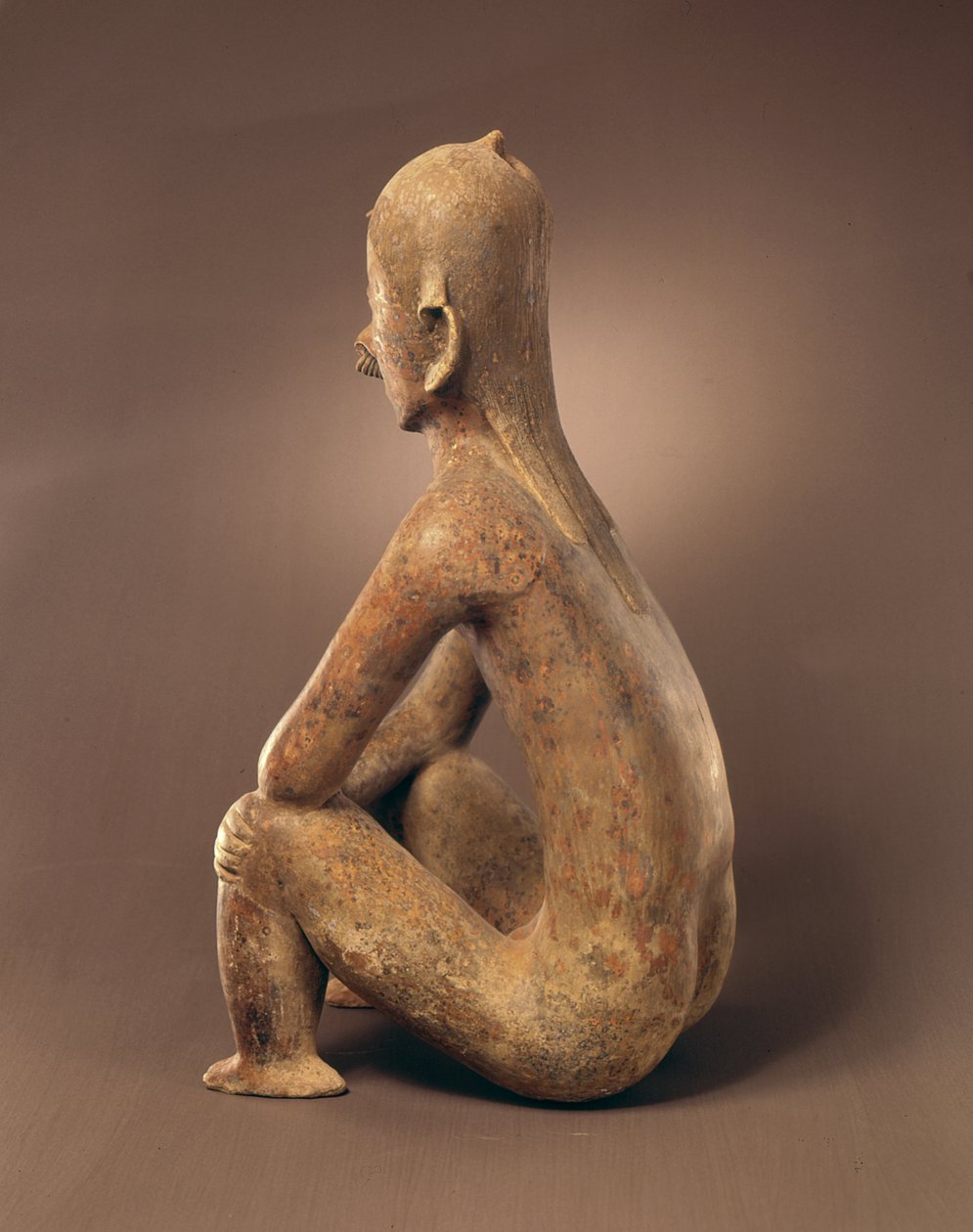 Zadní pohled na sedící postavu, Chinesco Culture, (keramika) od Pre Columbian Pre Columbian