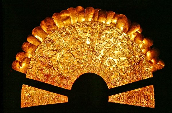 Náprsník Repousse zdobený ptáky a sedmi řadami lidských postav, styl Chimu (zlato) od Pre Columbian Pre Columbian