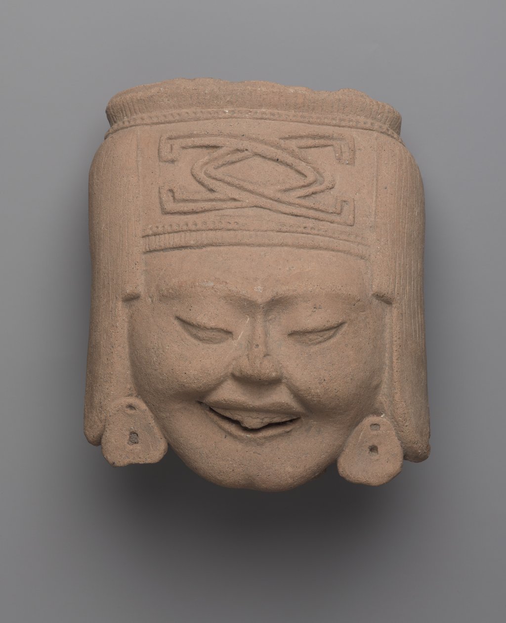 Hlava smějící se ženy, Totonac (keramika) od Pre Columbian