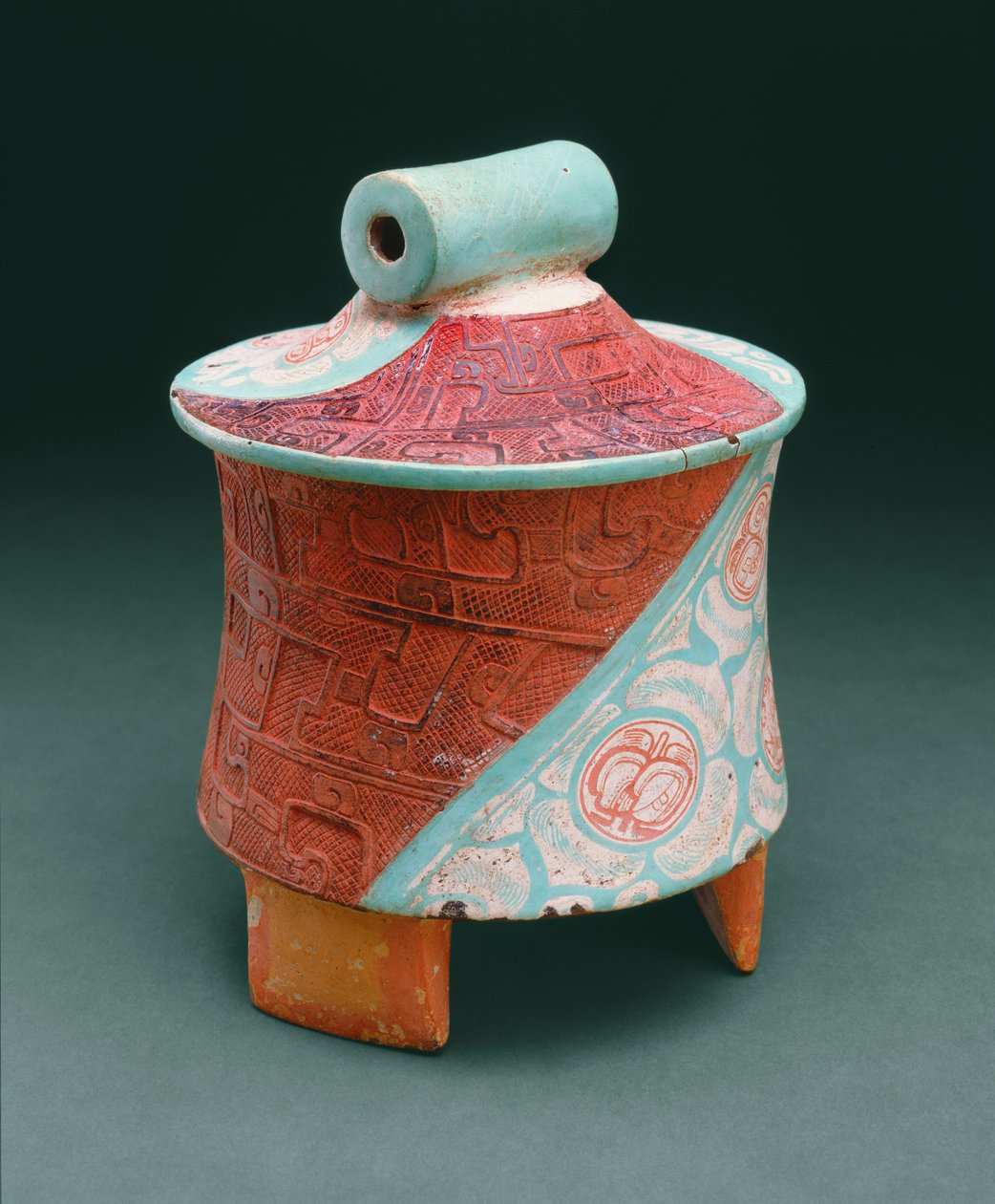 Stativová nádoba s deskovými nohami (štukovaná keramika) od Pre Columbian Pre Columbian