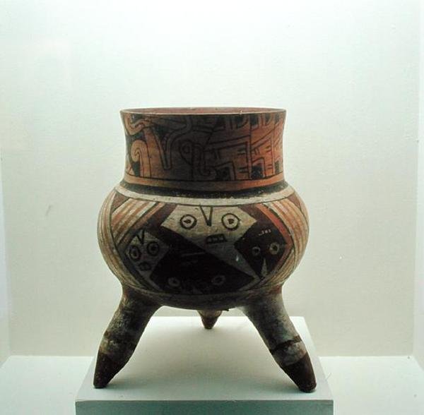 Stativová váza od Pre Columbian Pre Columbian