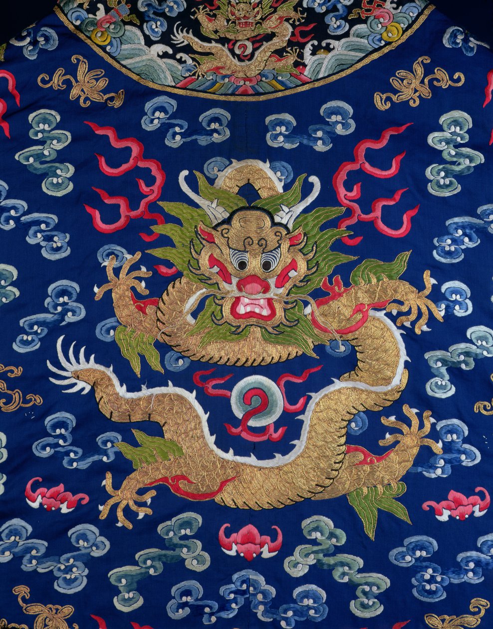Modré vyšívané dračí roucho Kesi, detail draka od Qing Dynasty Chinese School