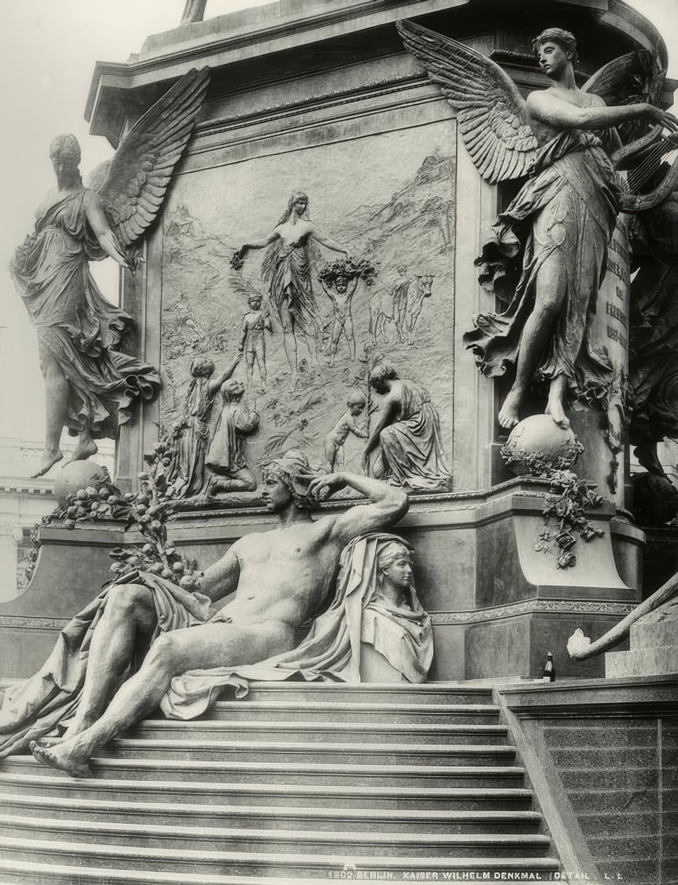 Berlín, pomník císaře Viléma I., základna od Reinhold Begas