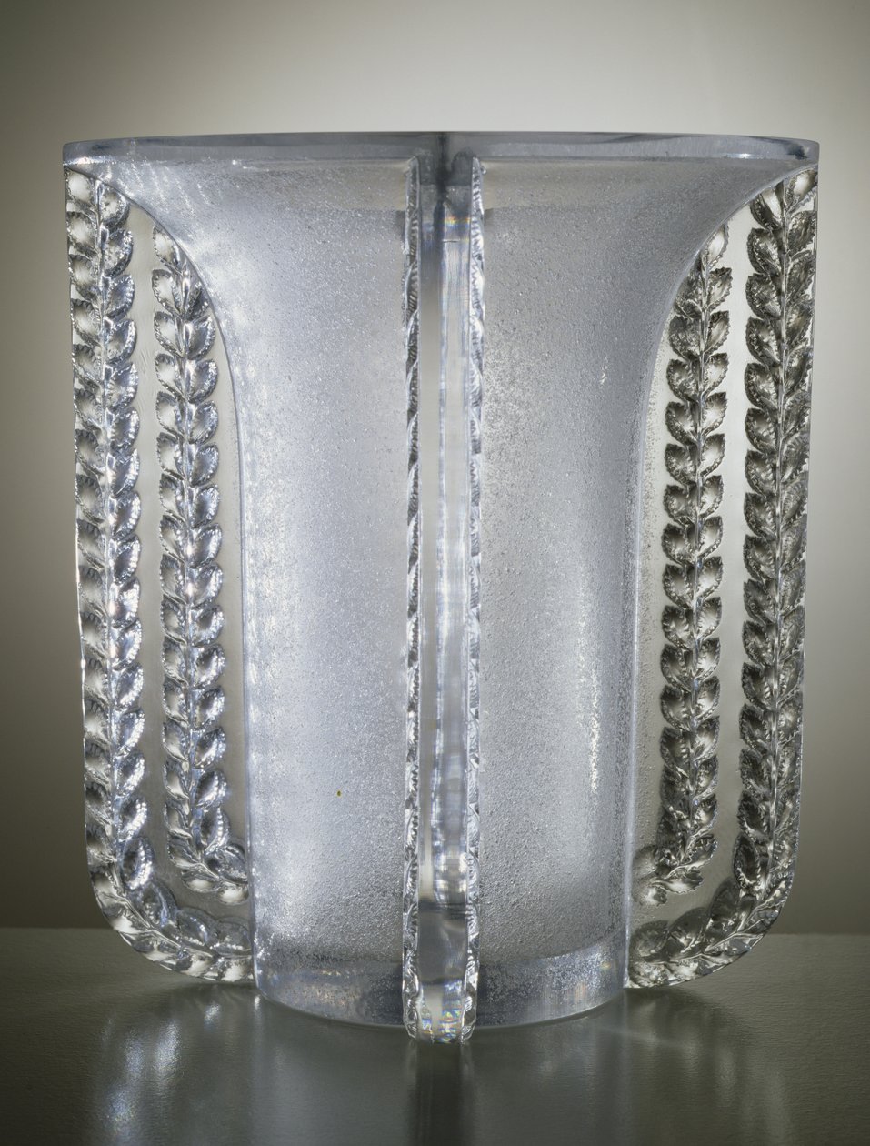 Váza Marignane, 1936 (lisované sklo) od Rene Jules Lalique