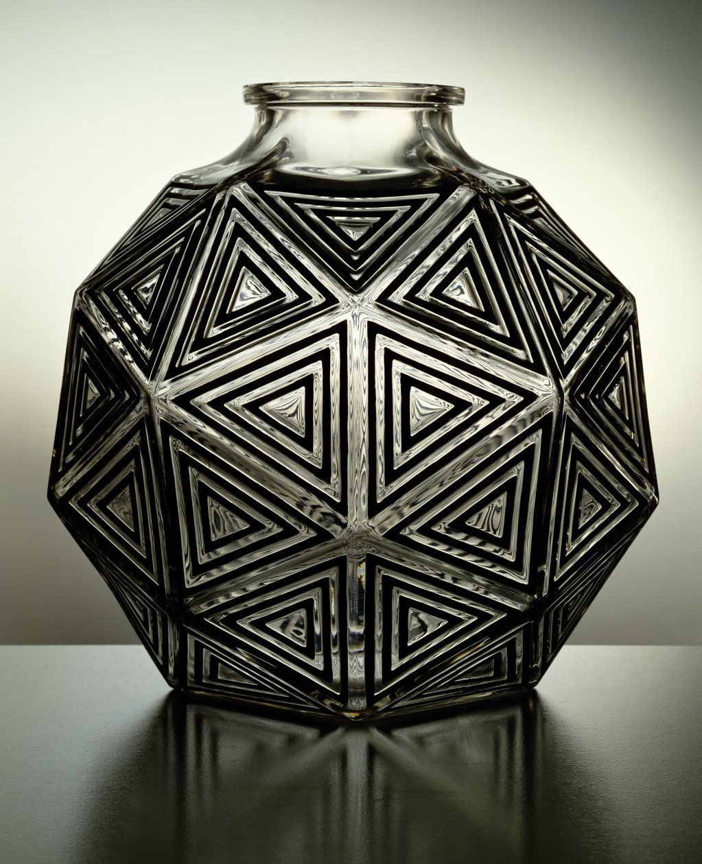 Váza Nanking, 1925 (čirý a černý smalt na skle) od Rene Jules Lalique