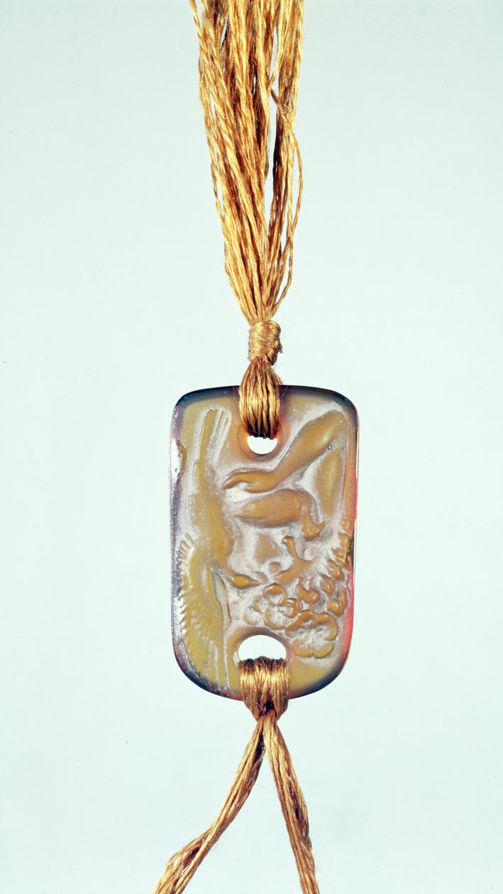 Přívěsek se saténovým povrchem a lehce leštěným reliéfem od Lalique, kolem roku 1902 od Rene Jules Lalique