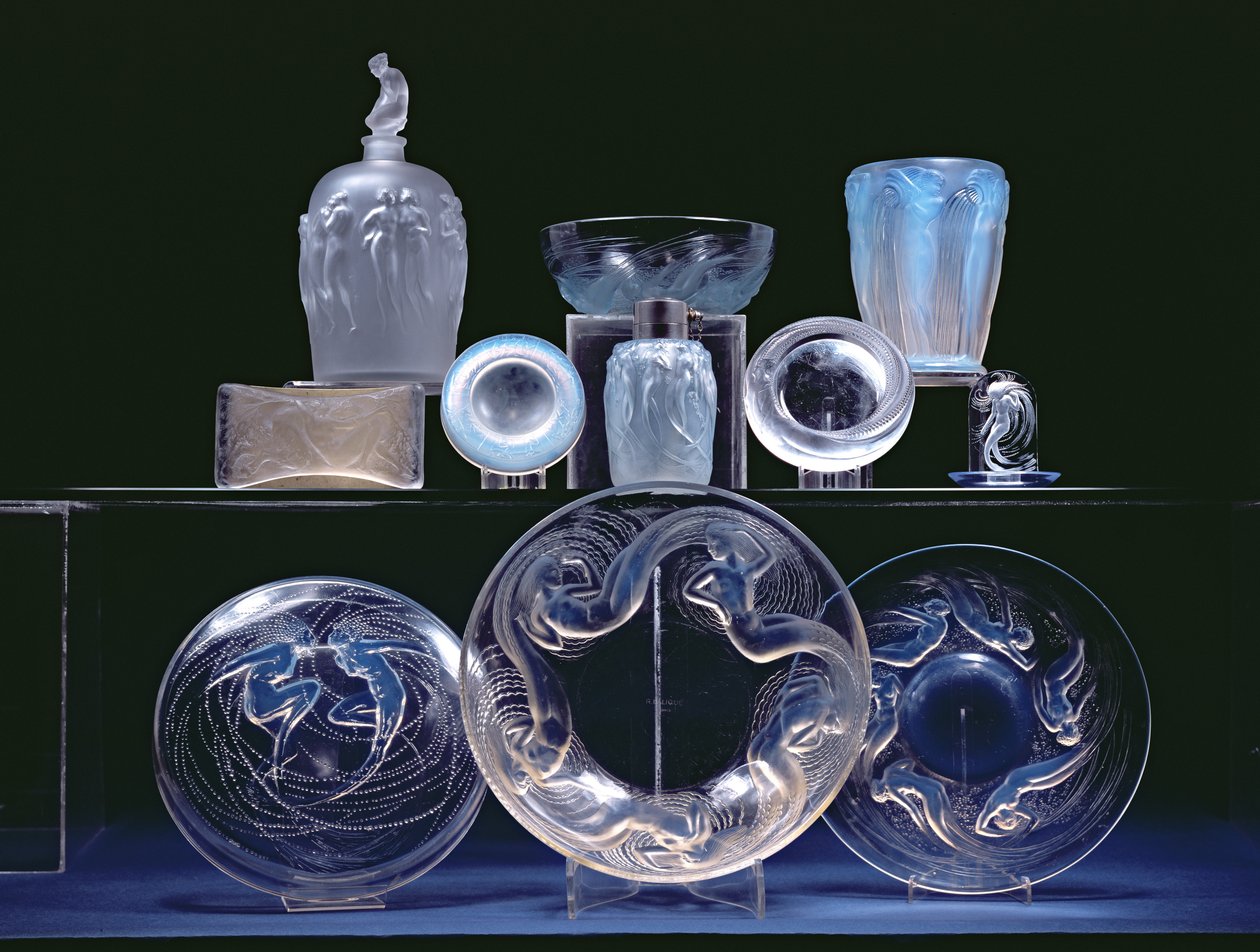 Výběr lahví, talířů a sklenic (sklo) od Rene Jules Lalique
