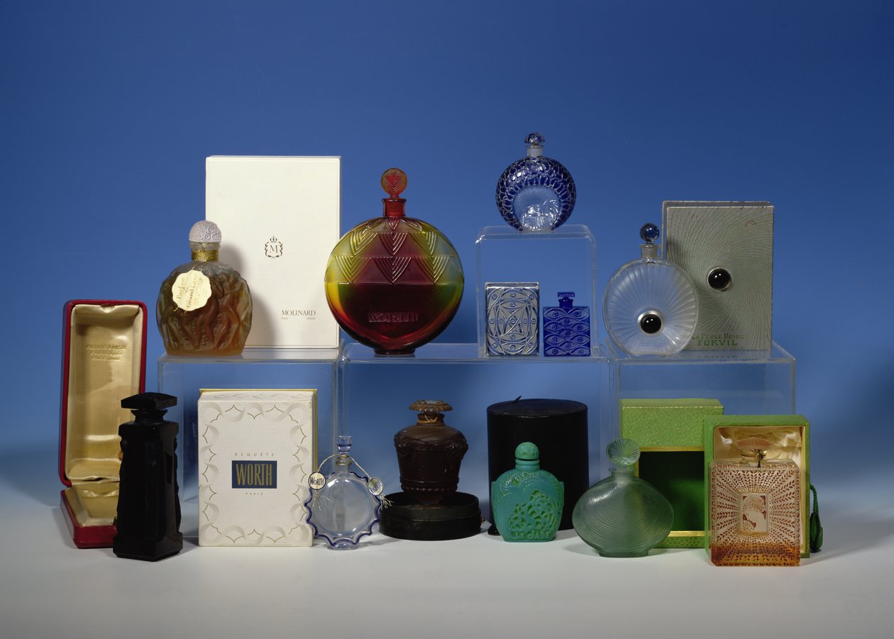 Výběr lahviček s vůní (skleněných) od Rene Jules Lalique