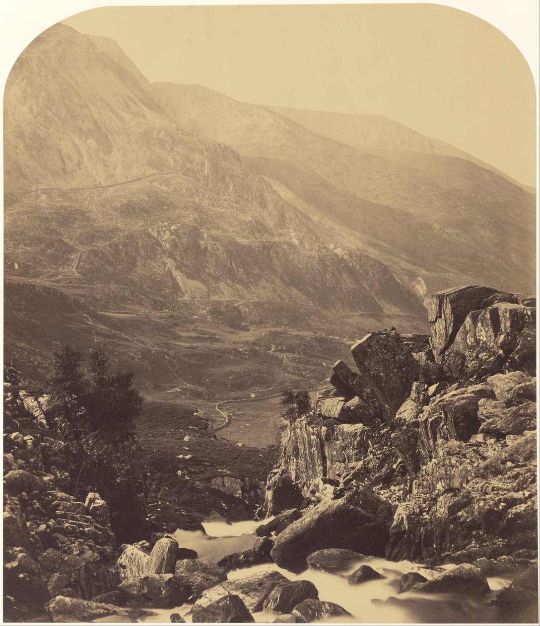 Pohled z Ogwen Falls do Nant Ffrancon od Roger Fenton