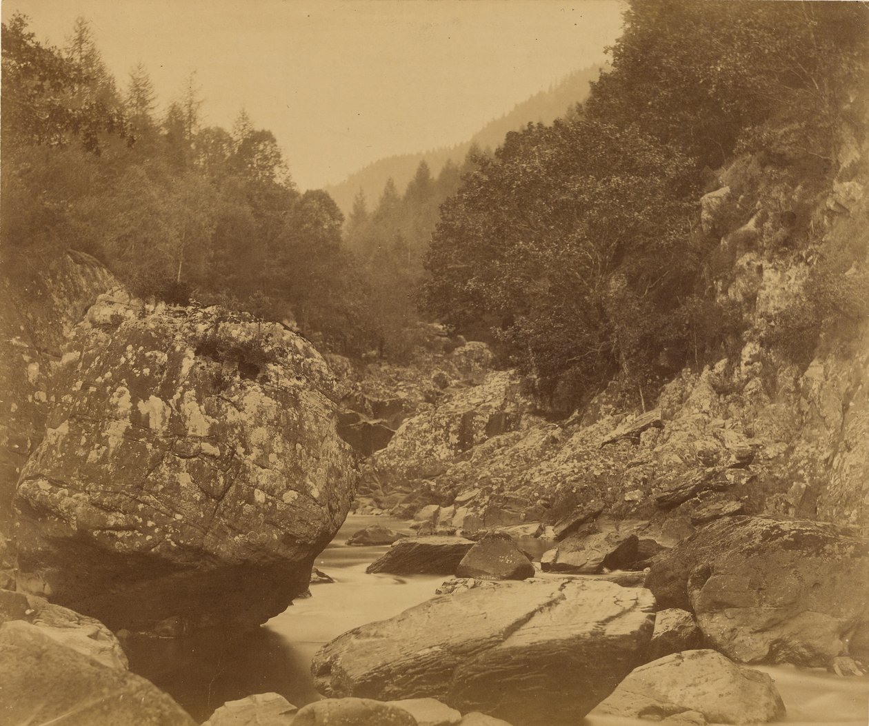 Skály v řece Lwgwy: Bettws-y-Coed. od Roger Fenton
