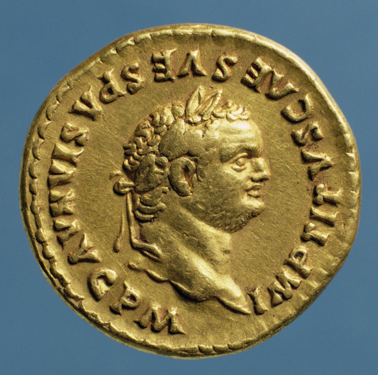 Aureus (averz) Tita (79 n. l. - 81 n. l.) s vavřínovým věncem. (zlatý) Nápis: Titus: IMP TITVS CAES VESPASIAN AVG P M od Roman