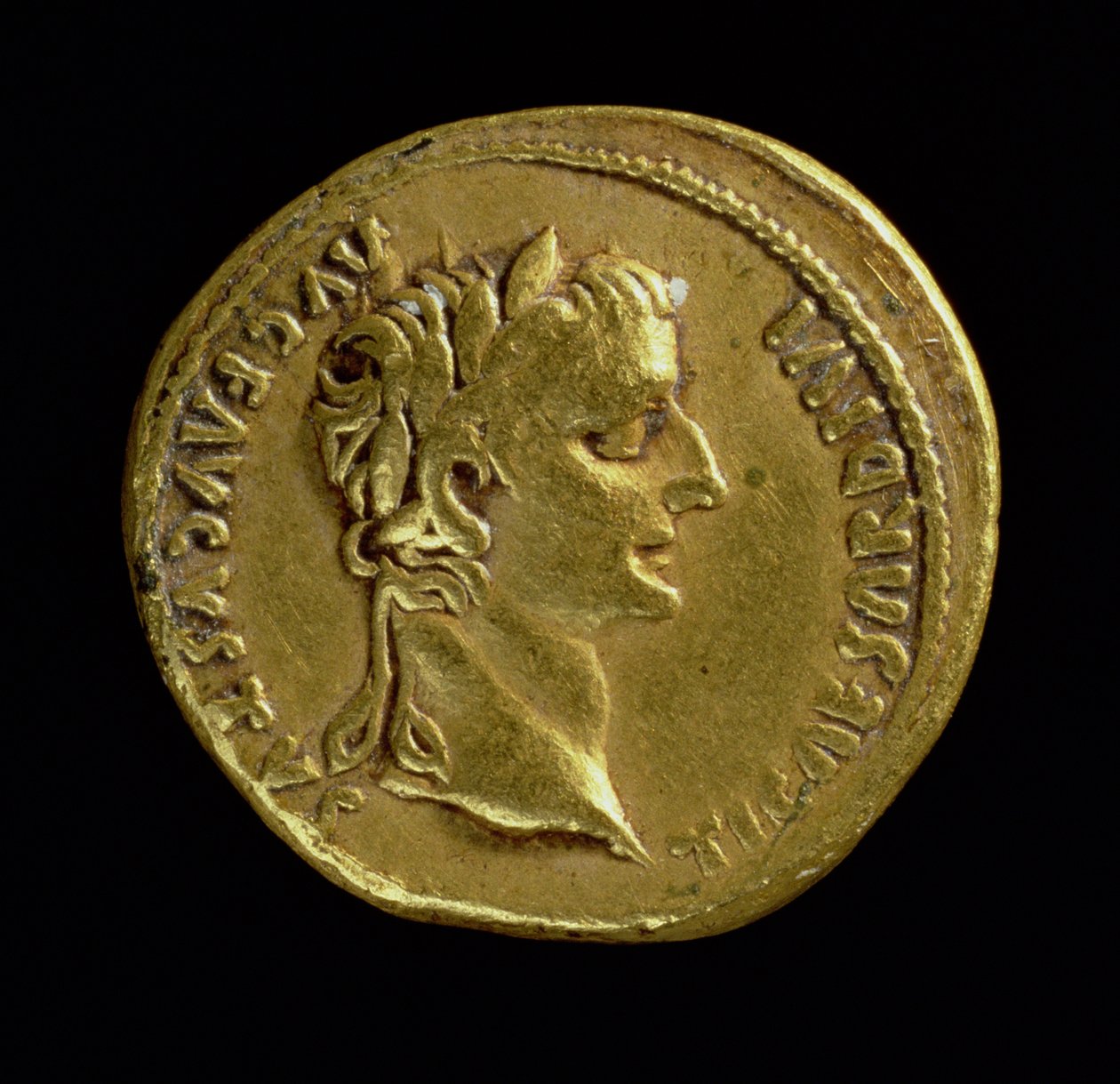 Aureus (avers) s hlavou Tiberia (14-37 n. l.) s vavřínovým věncem. Nápis: TI CAESAR DIVI AVG F AVGVSTVS (zlato) (revers viz 119138) od Roman